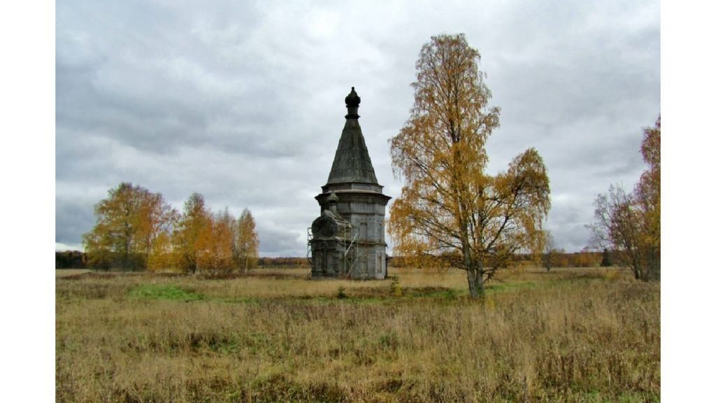 Село красное архангельская. Красная ляга. Сретено-Михайловская Церковь. Сретенско Михайловская Церковь красная ляга Архангельская область. Сретенско-Михайловская Церковь красная ляга 1655 год. Деревня красная ляга Архангельская область.