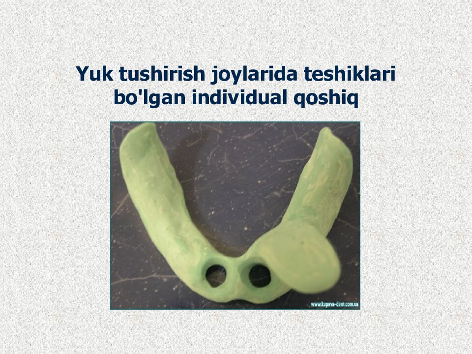 Yuk tushirish joylarida teshiklari bo'lgan individual qoshiq