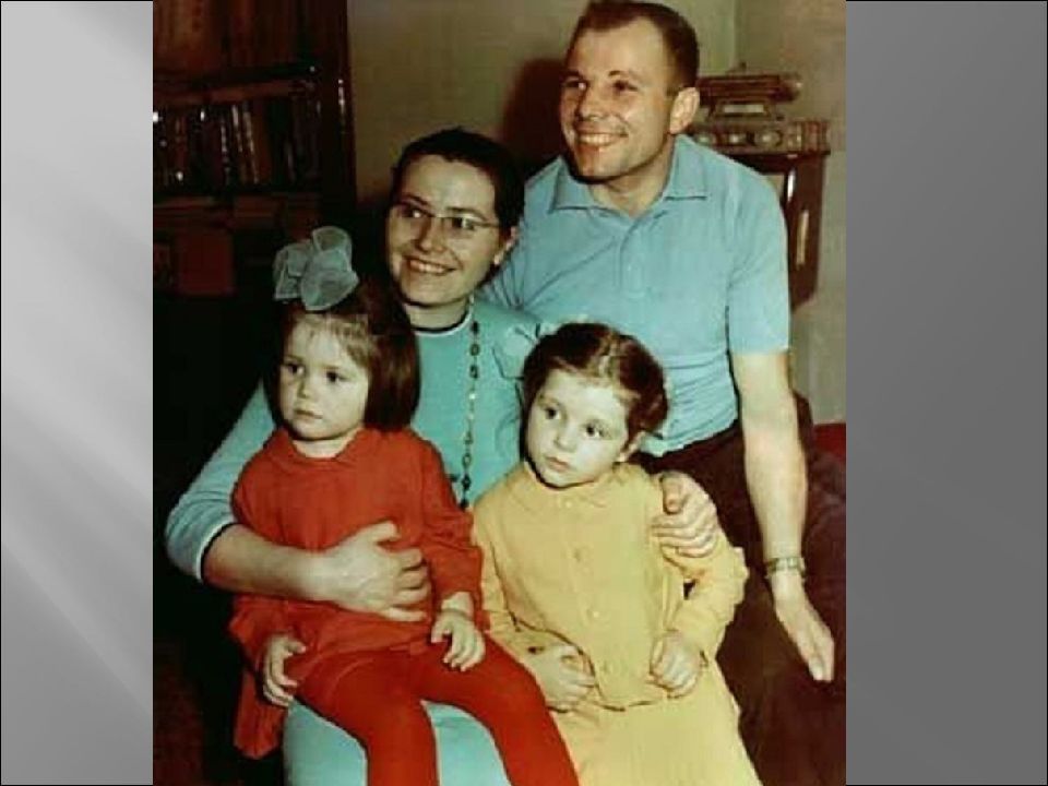 Гагарин с семьей фото. Семья Юрия Гагарина. Семья Гагарина Юрия Алексеевича. Семья Юрия Гагарина жена и дети.