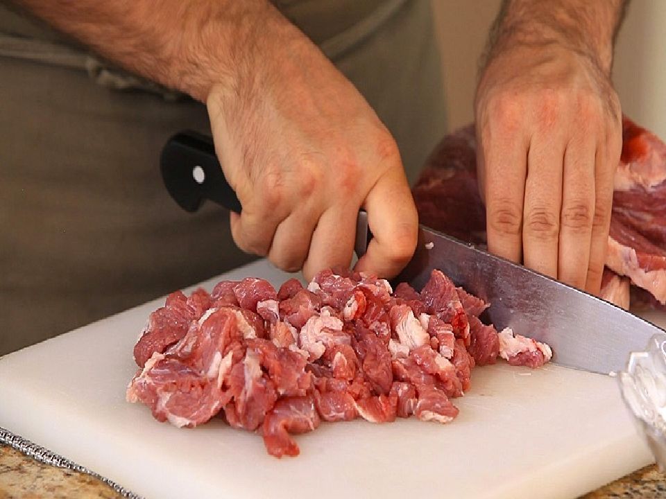 Можно ли есть мясо мелких животных сырое. Свинина порезанная кусочками. Мелко нарезанное мясо. Свинина нарезанная ломтиками. Нарезанная говядина.