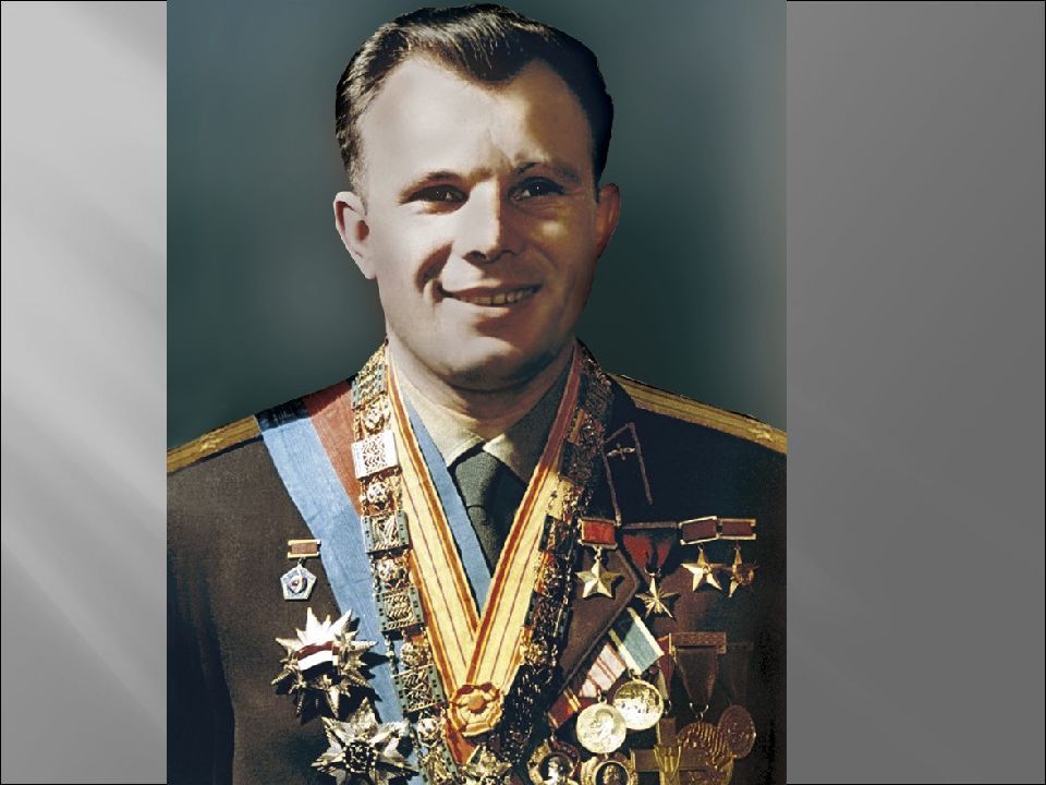Какое звание получил гагарин после полета. Гагарин с медалями. Медаль Гагарину за первый полет. Медаль Гагарина после полета в космос.